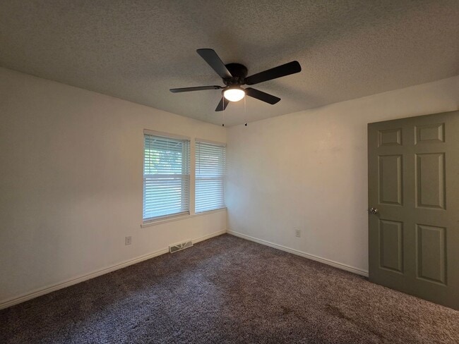 Building Photo - Massive 5 Bedroom Townhouse in Aurora