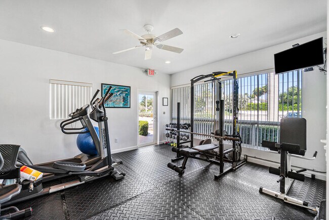 Building Photo - 1212 Hillsboro Mile