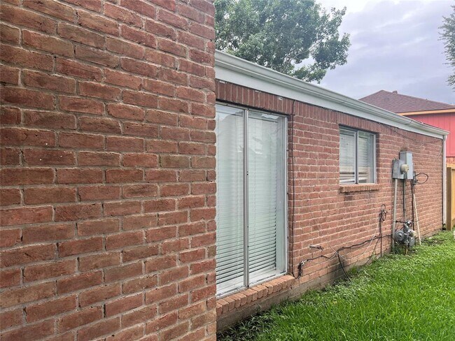 Building Photo - 111 Kings Ct