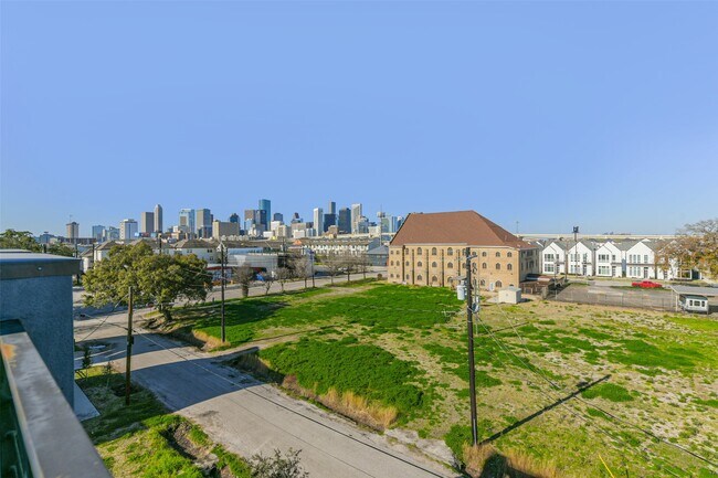 Building Photo - 2422 Hadley St