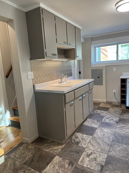 Building Photo - 923 7th St S