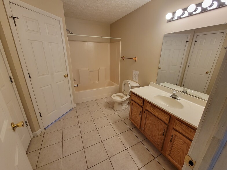 Building Photo - 2505 Meloy Rd