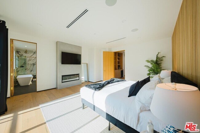 Building Photo - 5141 Varna Ave