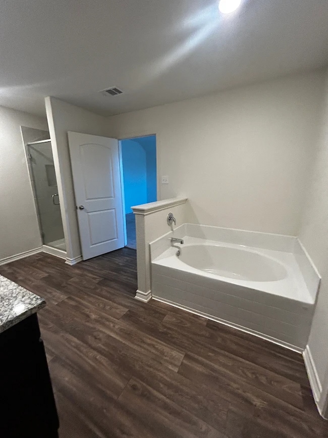 Building Photo - Beautifully Designed 4BR/2.5BA Home In The Charming Town of Elgin