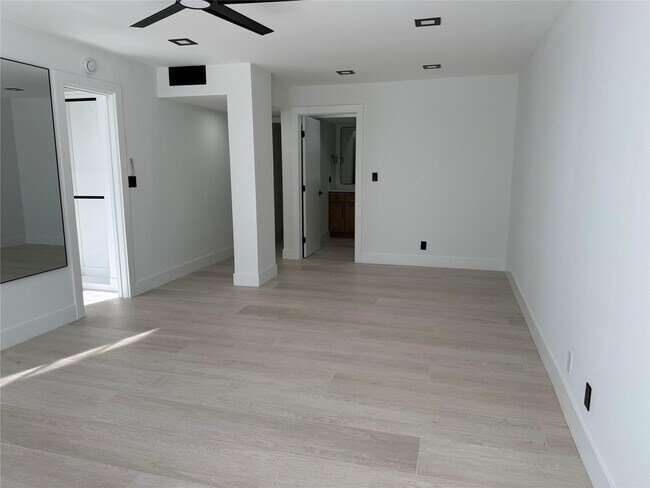 Building Photo - 3010 N Course Dr