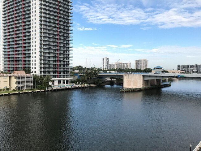 Building Photo - 1817 S Ocean Dr