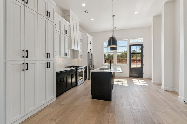 Building Photo - Townhome 2 bed 2.5 Bath "The White Workroom" in The Heart of Selah