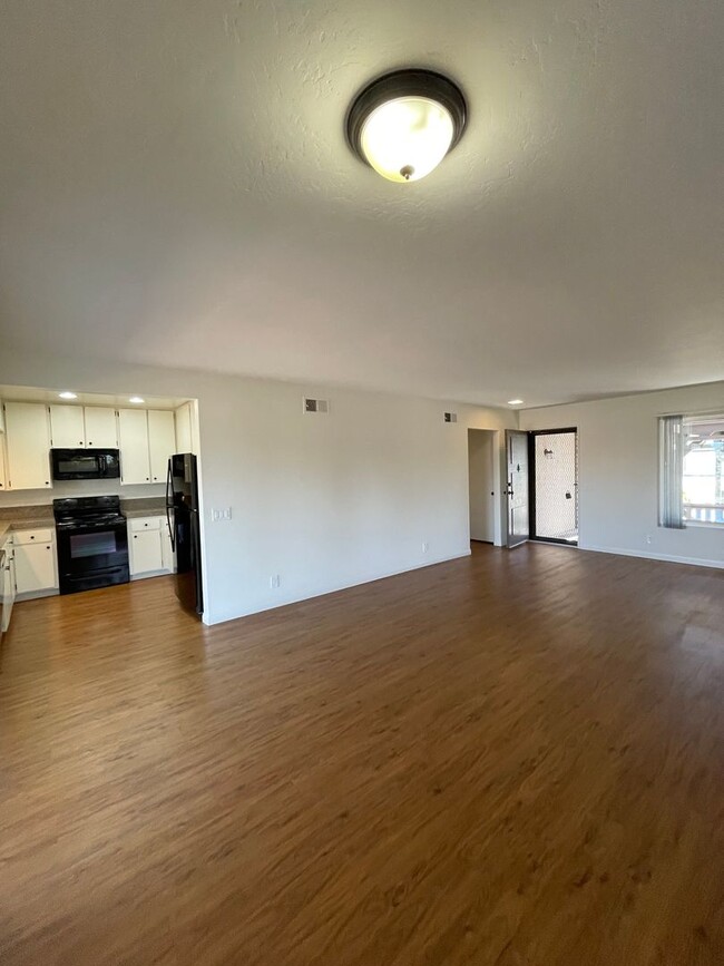 Building Photo - Terrific 3Br +/2Ba Single story house with...