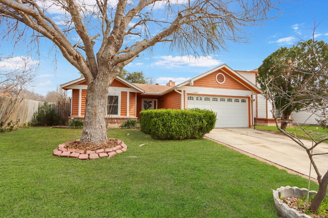 Building Photo - "Cozy 3-Bedroom Retreat with Fireplace Cha...