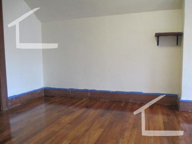 Building Photo - Nice 4 bed in Oak Square