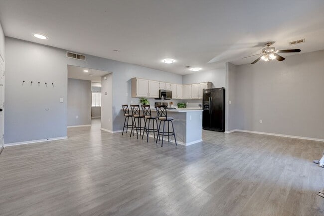 Building Photo - 855 N Stephanie St