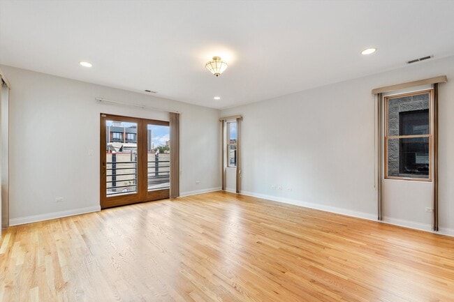 Building Photo - 516 N Claremont Ave