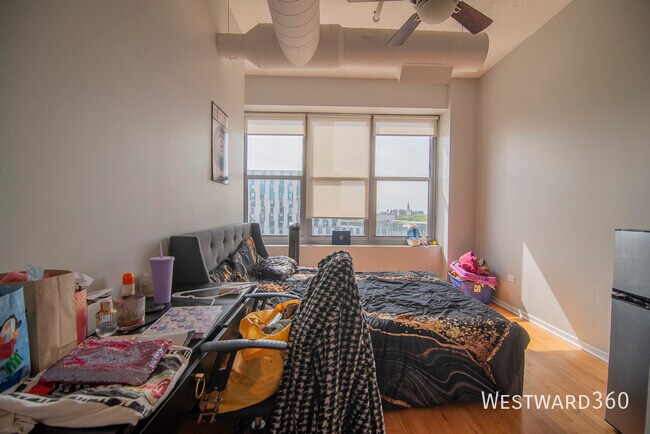 Building Photo - 933 W Van Buren St