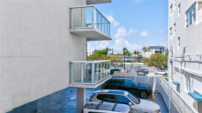 Building Photo - 2457 Collins Ave