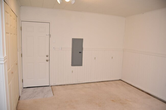 Building Photo - 3 Bedroom 1 Bath University Place Rambler on Quiet Cul De Sac