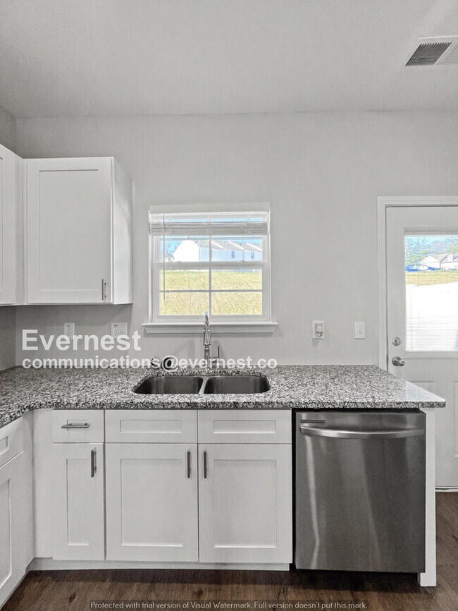 Building Photo - Limited Time Special Offer / 2 Bed/2.5 Bath Townhome with Off-Street Parking / Pet-Friendly / Ava...