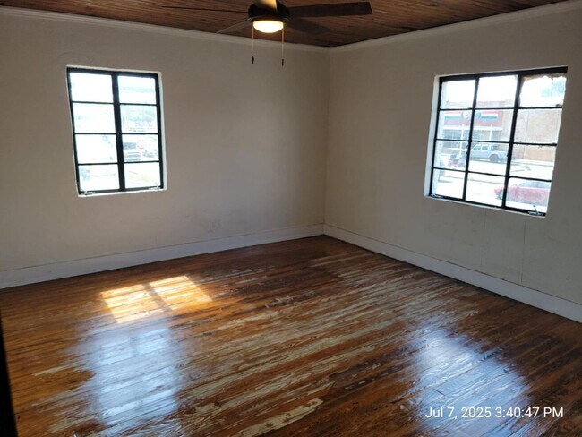 Building Photo - 4 Bedroom Historic Residential Unit Near Downtown Pensacola