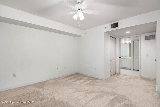 Building Photo - 7048 Sevilla Ct