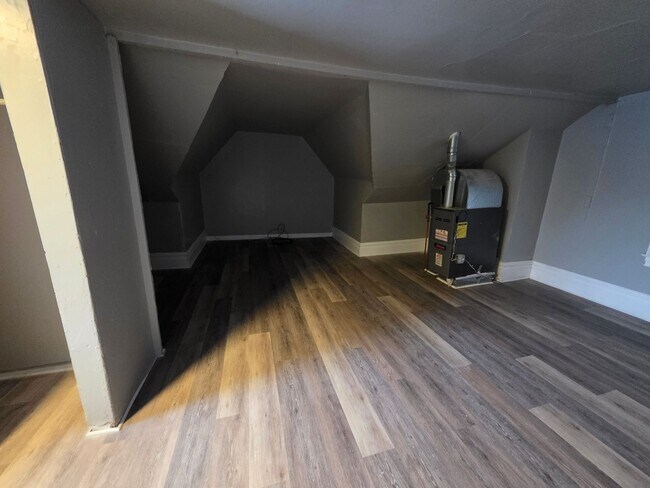 Building Photo - Updated 2 bedroom 1 bath apartment for rent in Carrick!