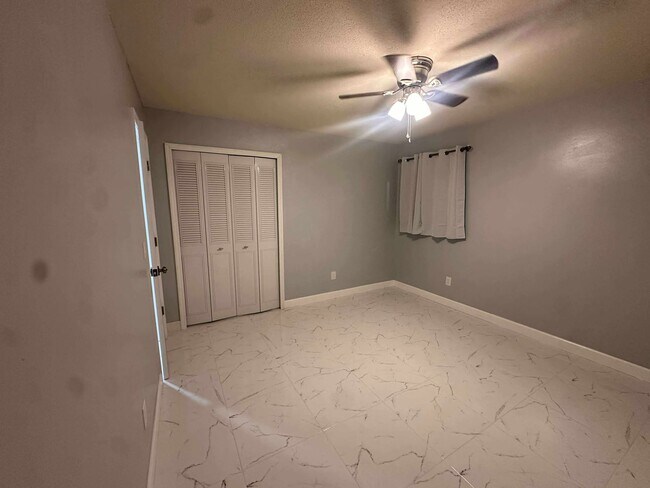 Building Photo - 1900 Manor Cir SE