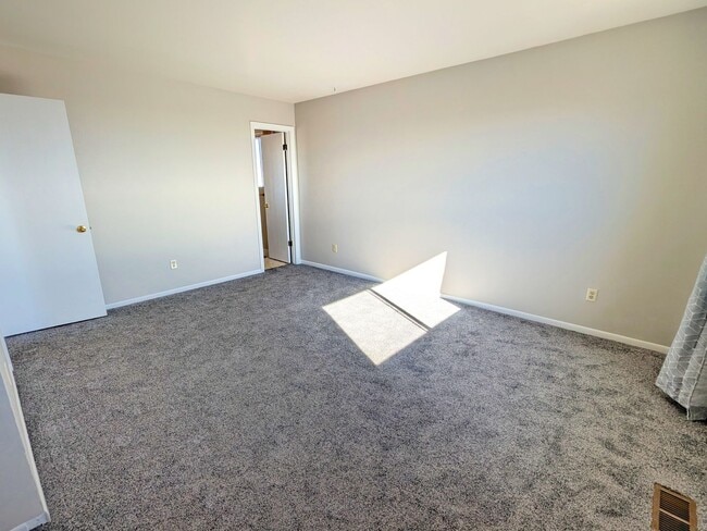 Building Photo - 5 Bedroom Three Bath, Great Location