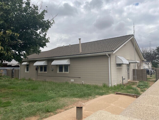 Building Photo - 1112 N 9th St