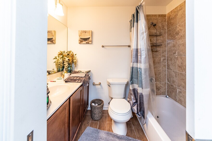 Building Photo - 551 George St