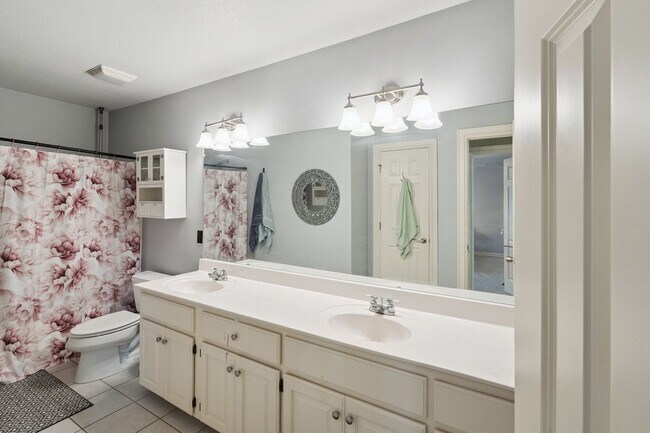 Building Photo - 4 Bedroom + Bonus Room & Office with Gorge...