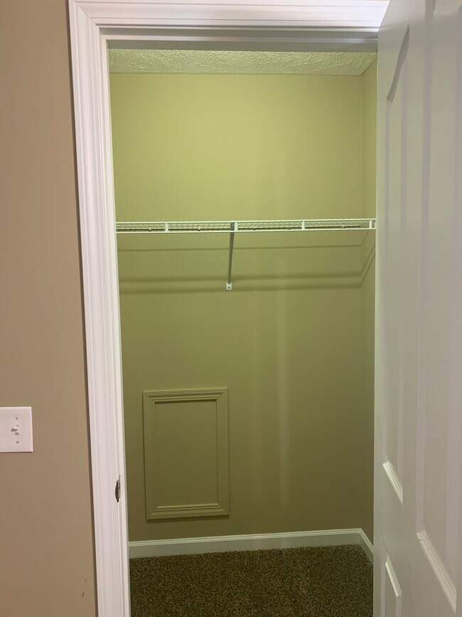 Building Photo - COMING SOON...3 Bedroom in GREAT LOCATION in the Center of Town!