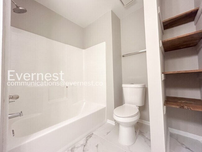 Building Photo - 2 Bed/2.5 Bath Town Home with Off-Street Parking / Available Soon!