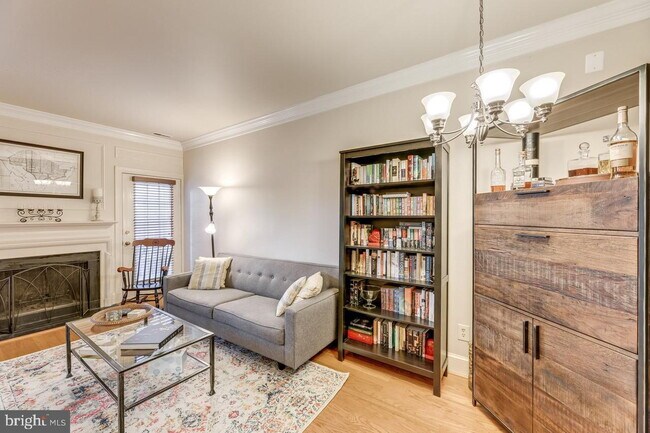 Building Photo - Waterfront Townhome Living in Sought-After Alexandria Location