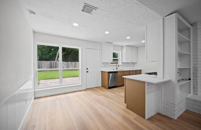 Building Photo - 10935 Silkwood Dr