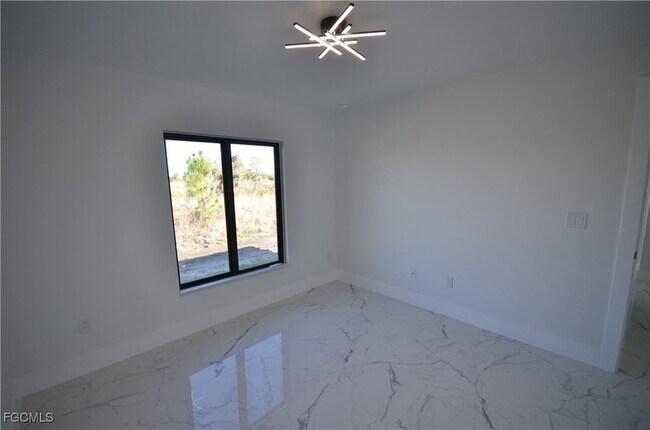 Building Photo - 1242 Hathor St E