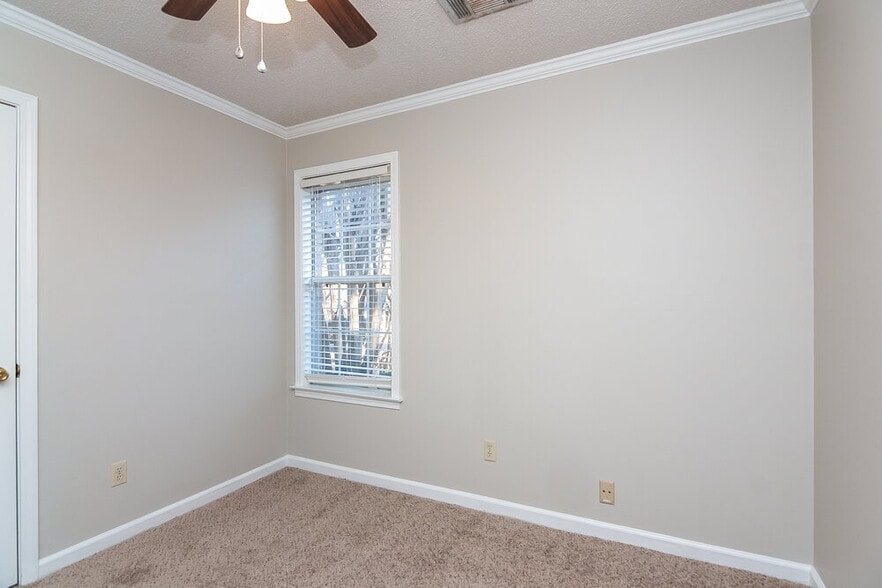 Building Photo - 2214 Lake Hill Ct