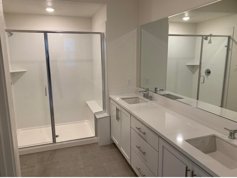 Building Photo - Broadway at Boulevard