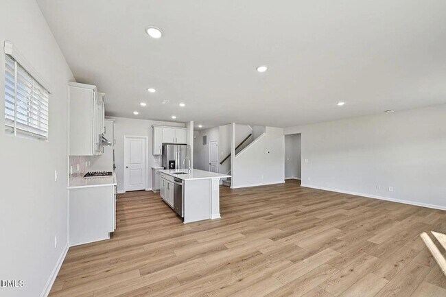Building Photo - 744 Red River Dr
