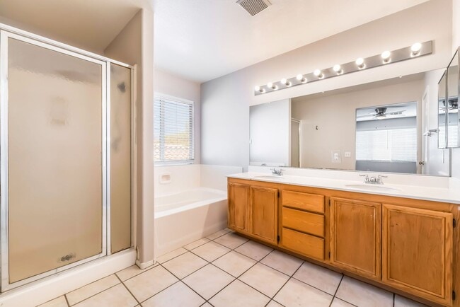 Building Photo - Beautiful 5 bed home with sparkling pool located in the heart of Las Vegas!