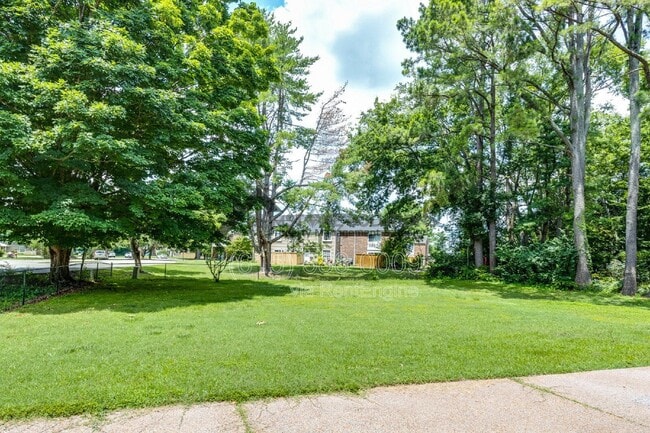 Building Photo - 715 Hillsboro Rd