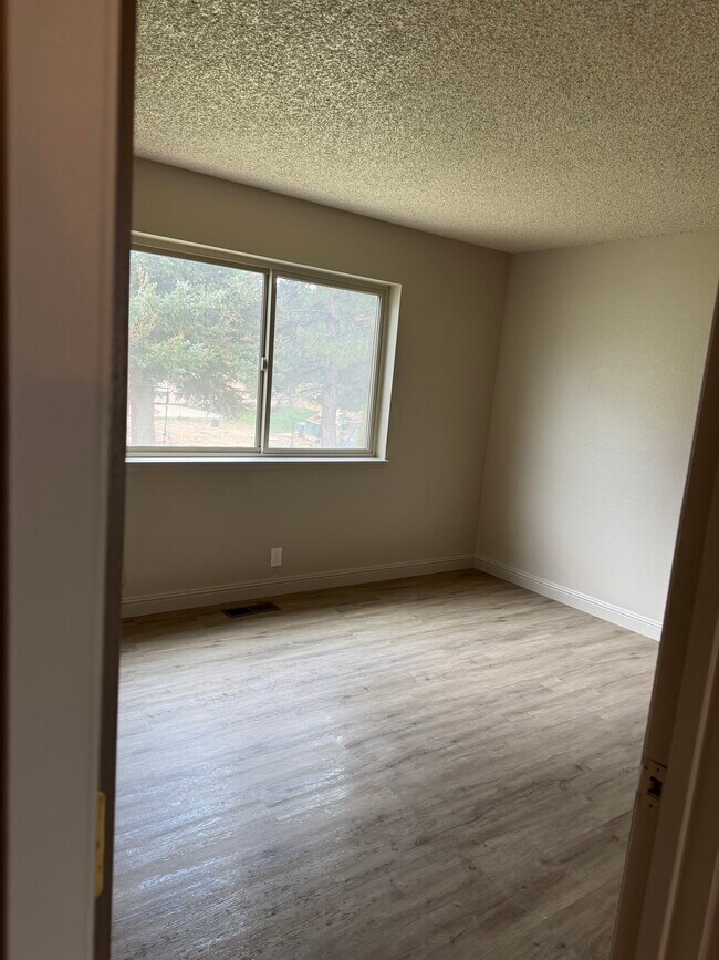 Building Photo - 15797 Fawn Ln
