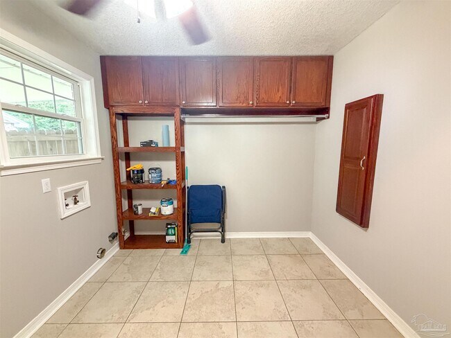 Building Photo - 420 E 10 Mile Rd