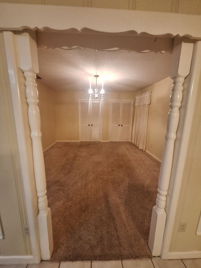 Building Photo - Spacious 3 bedroom, 2 bath