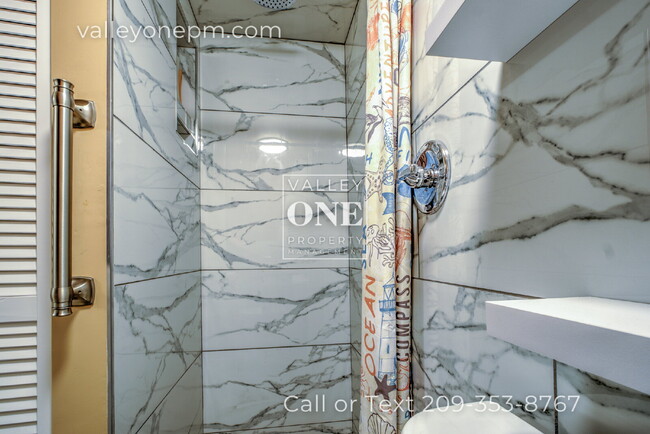 Building Photo - Luxury Private Furnished 2 Bed 2 Bath Suite With Private Courtyard - Utilities Included!