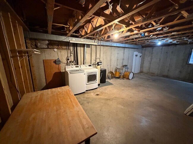 Building Photo - Spacious 4 Bed, 2 Bath Home with Fenced Yard