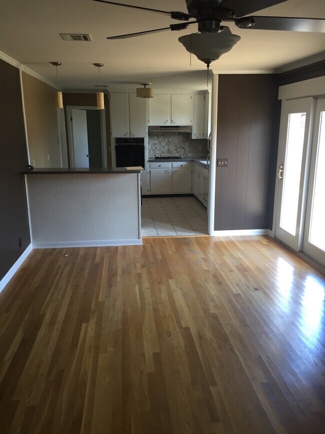 Building Photo - GREAT LOCATION!! Nicely updated home!!