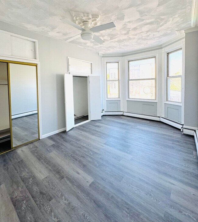 Building Photo - 527 12th St