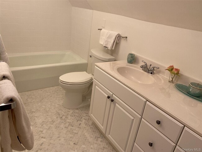 Building Photo - 329 Centre Island Rd