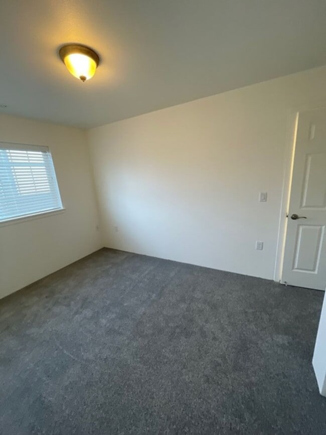 Building Photo - 2 STORY DUPLEX IN THE HEART OF PHOENIX OREGON