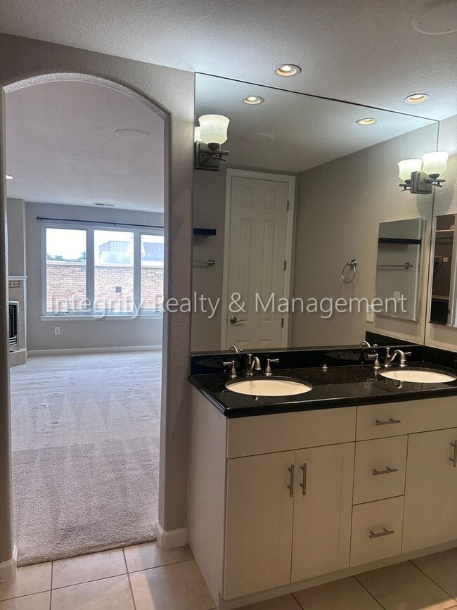 Building Photo - 5 Bed/4 Bath, 2,553 Sqft -1259 N Washingto...