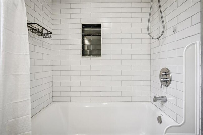 Building Photo - 615 Sycamore Dr