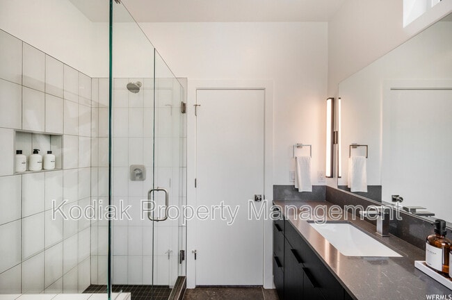 Building Photo - 765 N 400 W